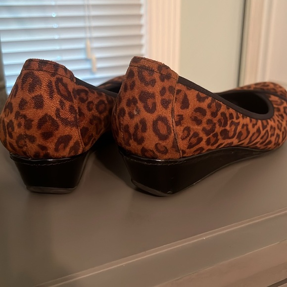 Shoes - Picture 3 of 4